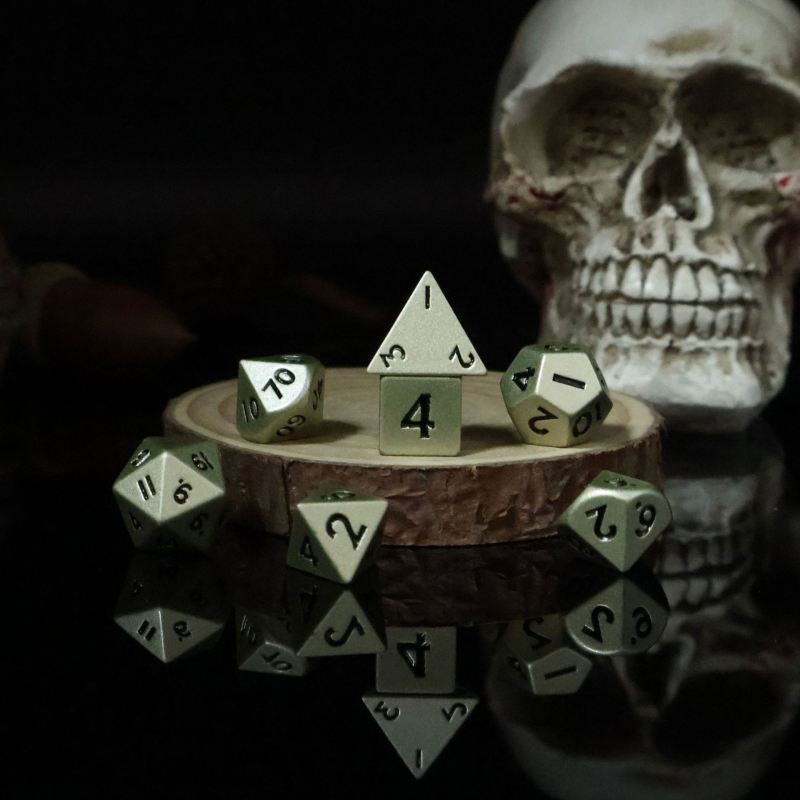 Cink ötvözetből készült dobókockák, hatszögűek, lekerekített sarkú, dobozban 100 darab, testreszabható