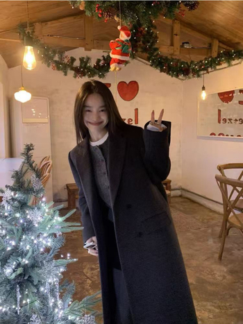 Női vastag hosszú kabát, koreai-japán lazább stílus, poliészter 95%+, térd fölötti hossz, egysoros gombolás