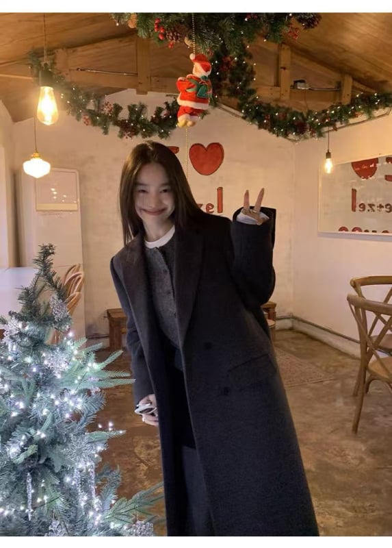 Női vastag hosszú kabát, koreai-japán lazább stílus, poliészter 95%+, térd fölötti hossz, egysoros gombolás