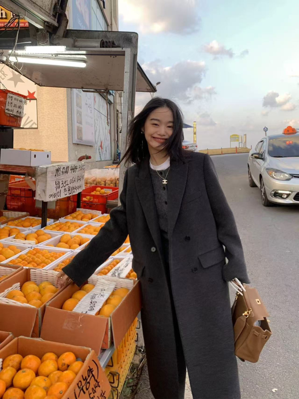 Női vastag hosszú kabát, koreai-japán lazább stílus, poliészter 95%+, térd fölötti hossz, egysoros gombolás