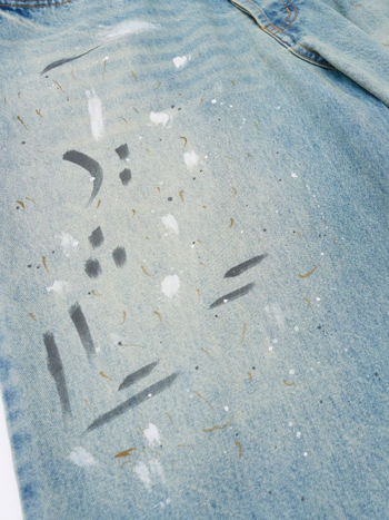 Férfi denim Capri nadrág, lazán szabott egyenes vonal, széles szár, pamutanyag, nyár 2025, kézzel festett tinta spricc mintázat