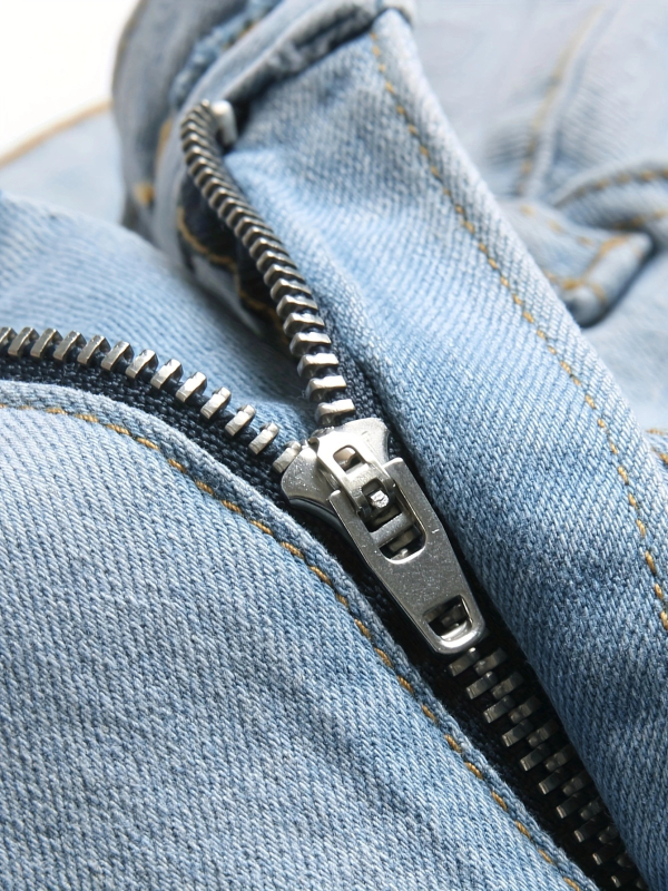 Дънкови къси панталони с разкъсвания, свободна кройка с права линия, британски стил, памук–полиестер–еластан–вискоза смес (51,2% памук, 36,7% полиестер, 1,3% еластан, 10,8% вискоза), средна еластичност