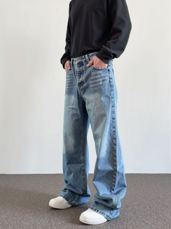 Džinse ravnoga kroja, blago proširena A‑linija; nizak pojas; visoka elastičnost; tkanina Modal; glavna tkanina: kunića krzno