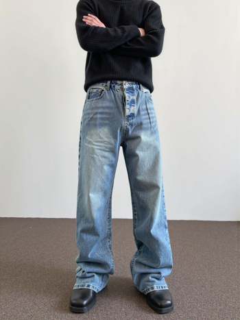 Džinse ravnoga kroja, blago proširena A‑linija; nizak pojas; visoka elastičnost; tkanina Modal; glavna tkanina: kunića krzno