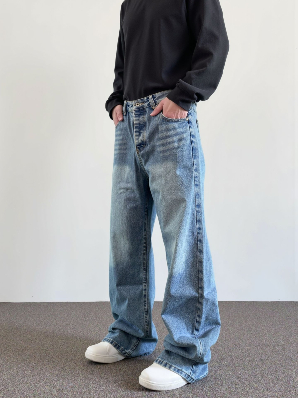 Džinse ravnoga kroja, blago proširena A‑linija; nizak pojas; visoka elastičnost; tkanina Modal; glavna tkanina: kunića krzno