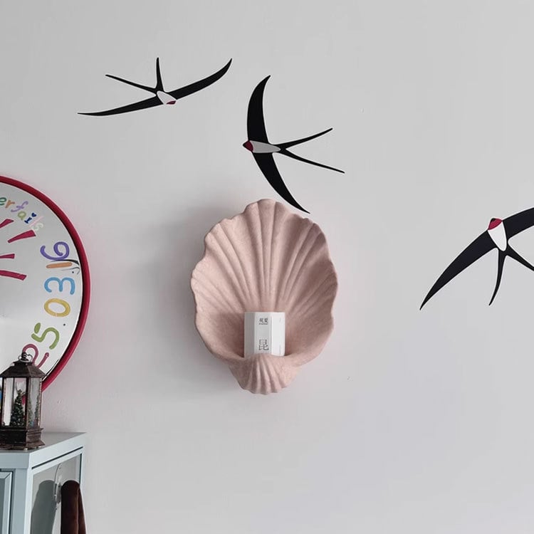 Стенно висящ свещник с морска черупка в скандинавски стил – декоративен стенен аксесоар за дневна и антре; Материал: композитен; Изработка: полу‑ръчна и полу‑механична; Стил: достъпен лукс