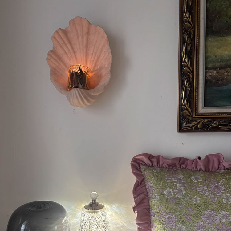 Стенно висящ свещник с морска черупка в скандинавски стил – декоративен стенен аксесоар за дневна и антре; Материал: композитен; Изработка: полу‑ръчна и полу‑механична; Стил: достъпен лукс