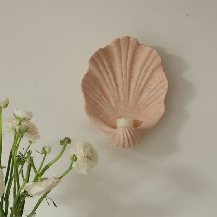 Стенно висящ свещник с морска черупка в скандинавски стил – декоративен стенен аксесоар за дневна и антре; Материал: композитен; Изработка: полу‑ръчна и полу‑механична; Стил: достъпен лукс