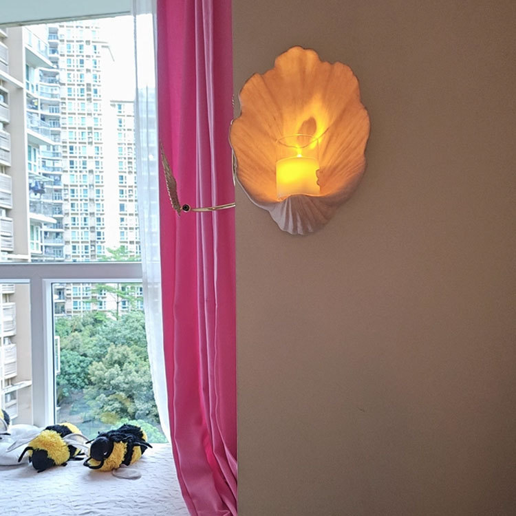 Стенно висящ свещник с морска черупка в скандинавски стил – декоративен стенен аксесоар за дневна и антре; Материал: композитен; Изработка: полу‑ръчна и полу‑механична; Стил: достъпен лукс