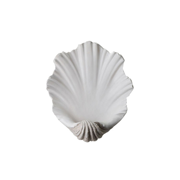 Стенно висящ свещник с морска черупка в скандинавски стил – декоративен стенен аксесоар за дневна и антре; Материал: композитен; Изработка: полу‑ръчна и полу‑механична; Стил: достъпен лукс