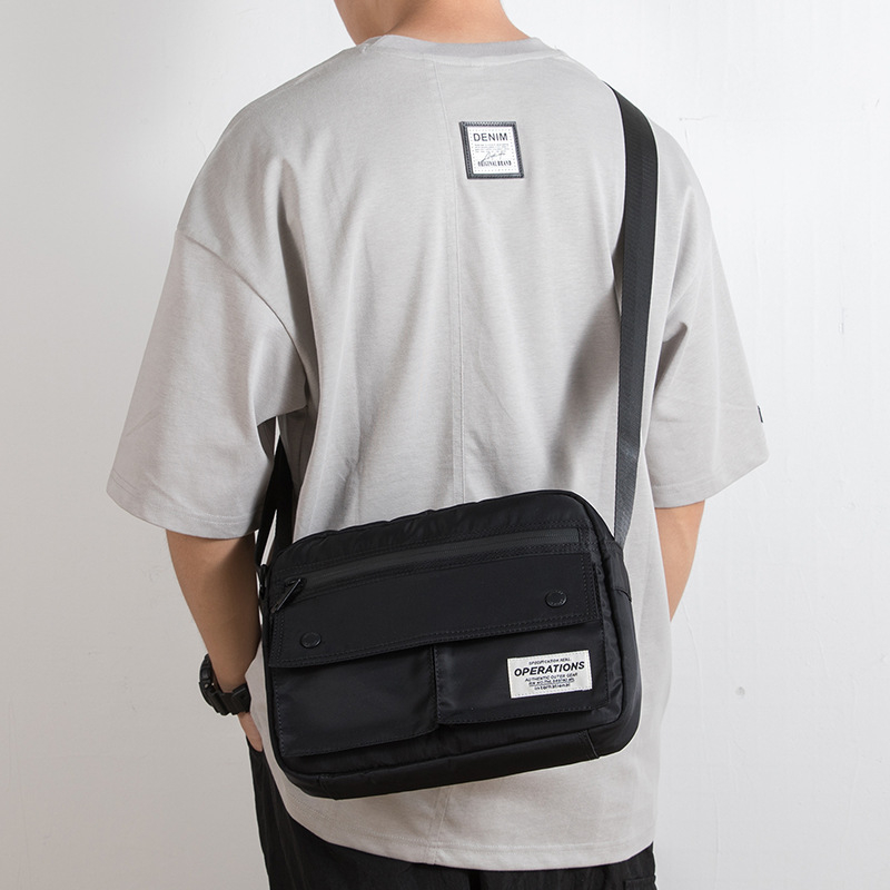 Muška crossbody torba - Urbani minimalistički stil, Oxford tkanina, Vertikalni kvadratni oblik, Zip zatvaranje, Unutarnji džepovi: zip džep, džep za mobitel, džep za identifikaciju