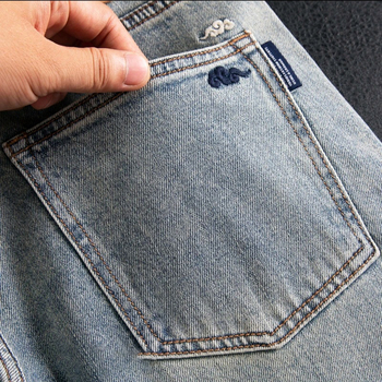 Traperice, uskog kroja, srednje visine struka, zip zatvarač, 70% poliester, ispranog izgleda