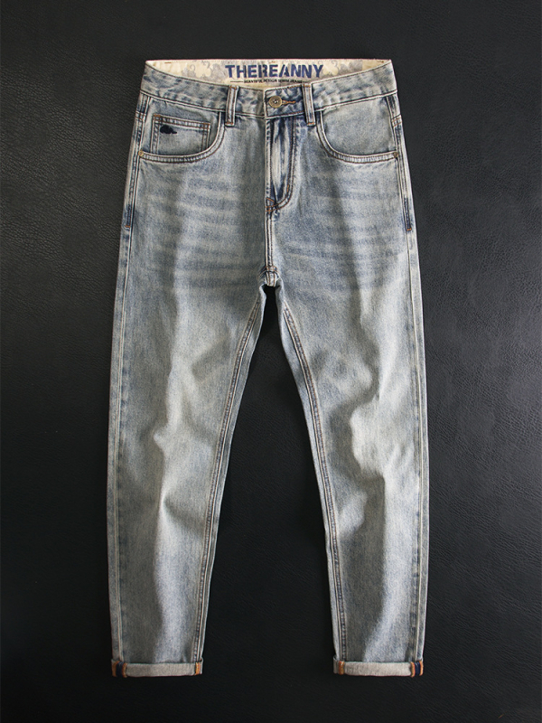 Traperice, uskog kroja, srednje visine struka, zip zatvarač, 70% poliester, ispranog izgleda