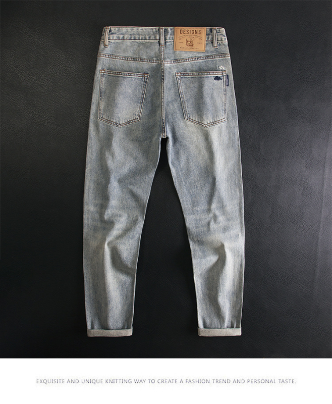 Traperice, uskog kroja, srednje visine struka, zip zatvarač, 70% poliester, ispranog izgleda