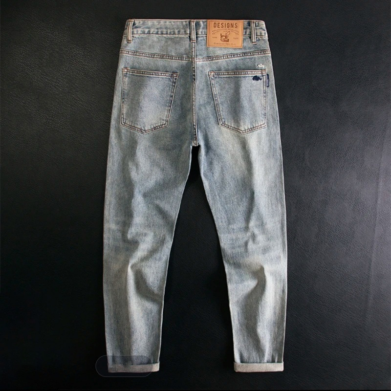 Traperice, uskog kroja, srednje visine struka, zip zatvarač, 70% poliester, ispranog izgleda