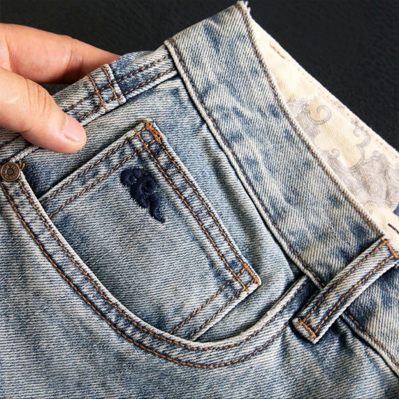 Traperice, uskog kroja, srednje visine struka, zip zatvarač, 70% poliester, ispranog izgleda