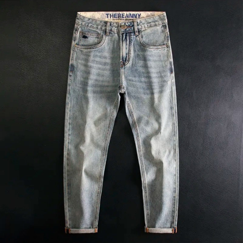 Traperice, uskog kroja, srednje visine struka, zip zatvarač, 70% poliester, ispranog izgleda