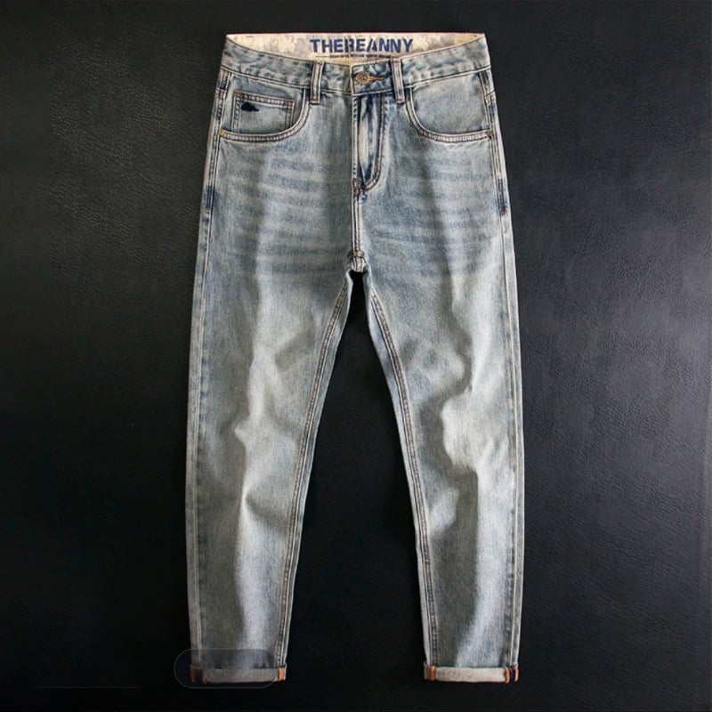 Traperice, uskog kroja, srednje visine struka, zip zatvarač, 70% poliester, ispranog izgleda