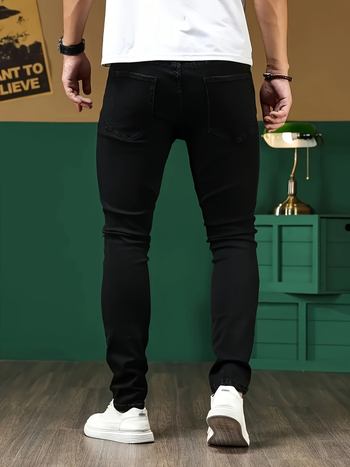 Férfi denim nadrág patchwork és szakadt részletekkel, rugalmas denim, alacsony derék, cipzáras zárás, egyenes szabás