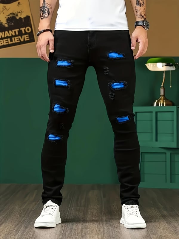 Férfi denim nadrág patchwork és szakadt részletekkel, rugalmas denim, alacsony derék, cipzáras zárás, egyenes szabás