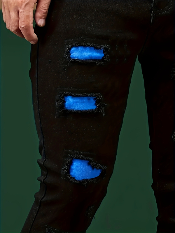 Férfi denim nadrág patchwork és szakadt részletekkel, rugalmas denim, alacsony derék, cipzáras zárás, egyenes szabás