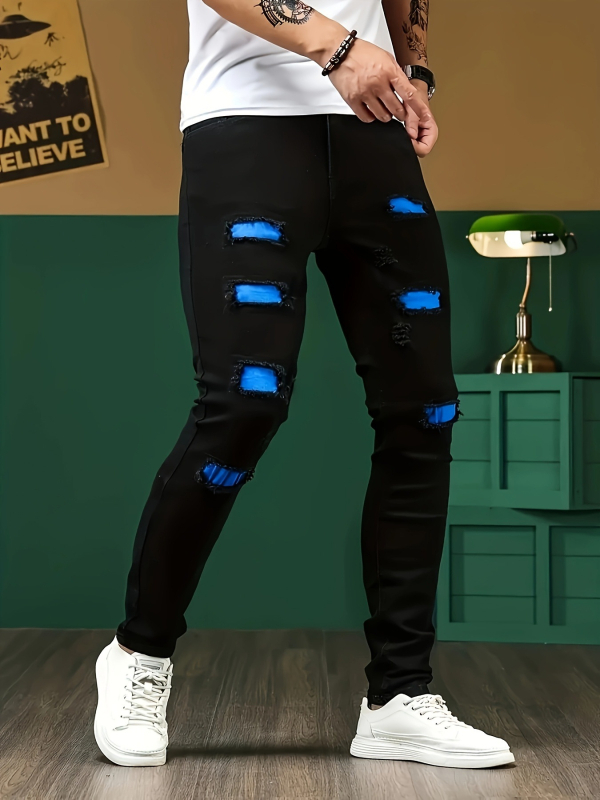 Férfi denim nadrág patchwork és szakadt részletekkel, rugalmas denim, alacsony derék, cipzáras zárás, egyenes szabás