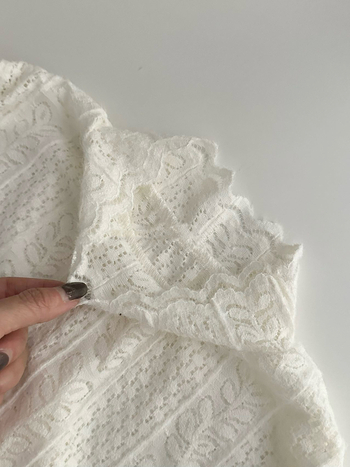 Ženska bluza s francuskom čipkom, polu-visoki ovratnik s čipkastim rubom, duge rukave, poliester, pulover stil za slojevito odijevanje