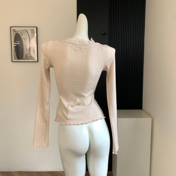 Top tricotat cu decolteu în V, cu dantelă, croială slim, mâneci lungi, material tricotat cu acril 30–50%, lungime normală