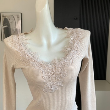 Top tricotat cu decolteu în V, cu dantelă, croială slim, mâneci lungi, material tricotat cu acril 30–50%, lungime normală