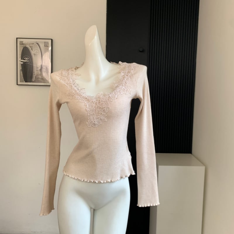 Top tricotat cu decolteu în V, cu dantelă, croială slim, mâneci lungi, material tricotat cu acril 30–50%, lungime normală