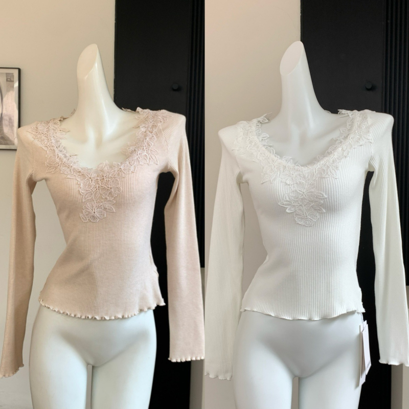 Top tricotat cu decolteu în V, cu dantelă, croială slim, mâneci lungi, material tricotat cu acril 30–50%, lungime normală