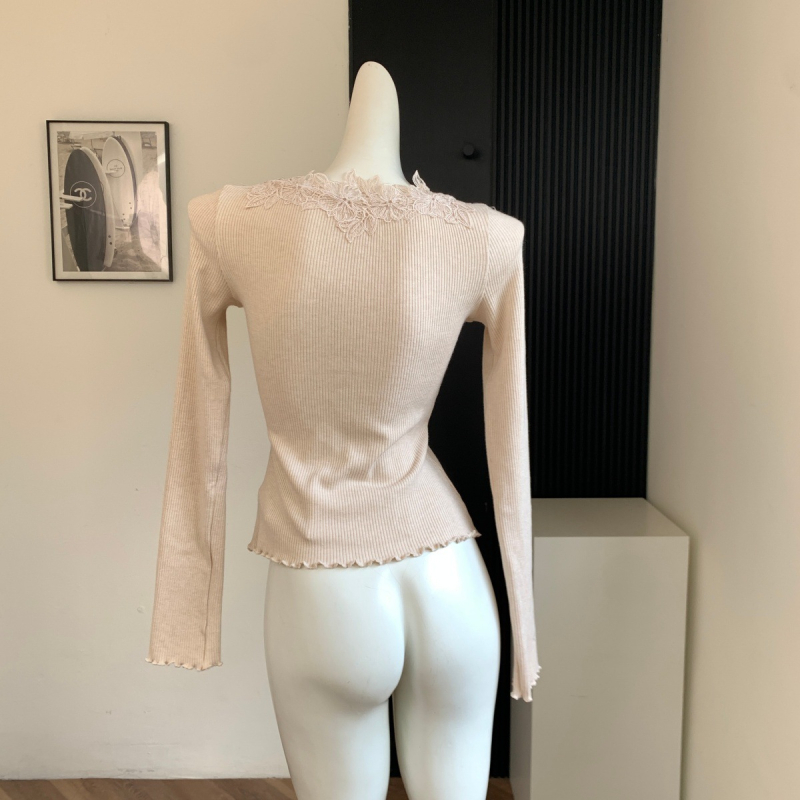 Top tricotat cu decolteu în V, cu dantelă, croială slim, mâneci lungi, material tricotat cu acril 30–50%, lungime normală