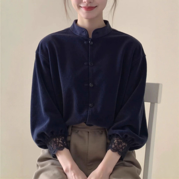 Bluză cu guler stand-up, material catifea cu dantelă la margine, mâneci lungi, nasturi pe frontă cu închidere simplă, conținut poliester 80-90%