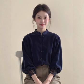 Bluză cu guler stand-up, material catifea cu dantelă la margine, mâneci lungi, nasturi pe frontă cu închidere simplă, conținut poliester 80-90%