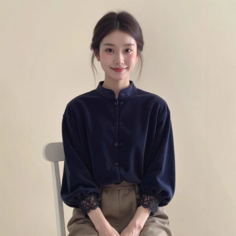 Bluză cu guler stand-up, material catifea cu dantelă la margine, mâneci lungi, nasturi pe frontă cu închidere simplă, conținut poliester 80-90%