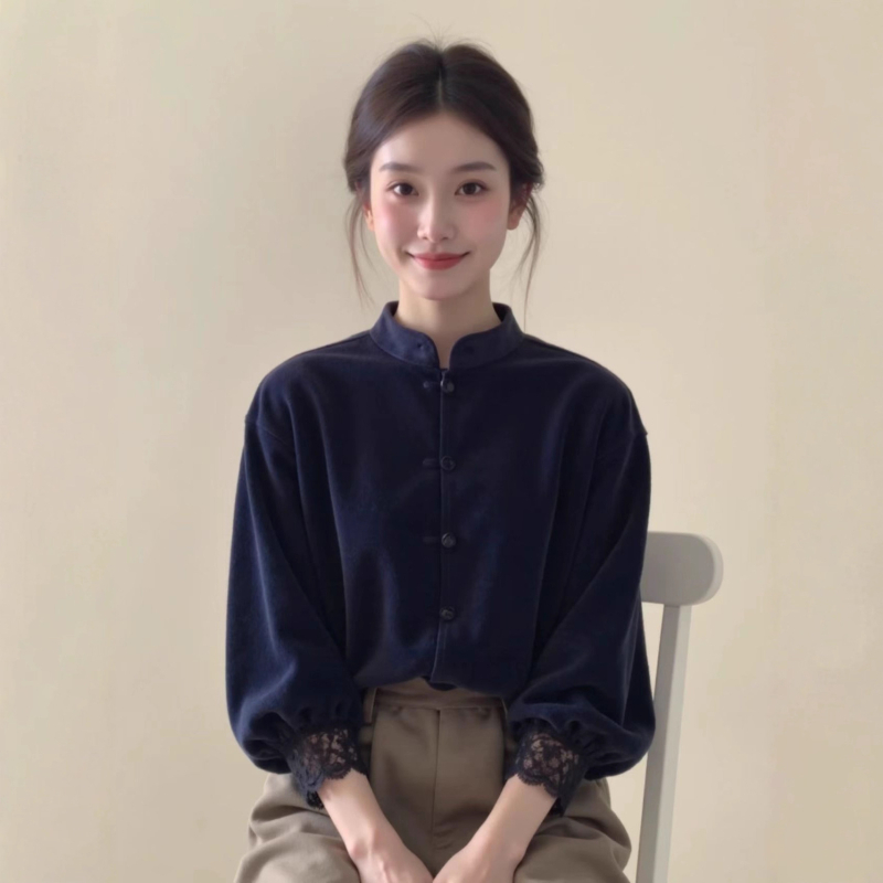 Bluză cu guler stand-up, material catifea cu dantelă la margine, mâneci lungi, nasturi pe frontă cu închidere simplă, conținut poliester 80-90%