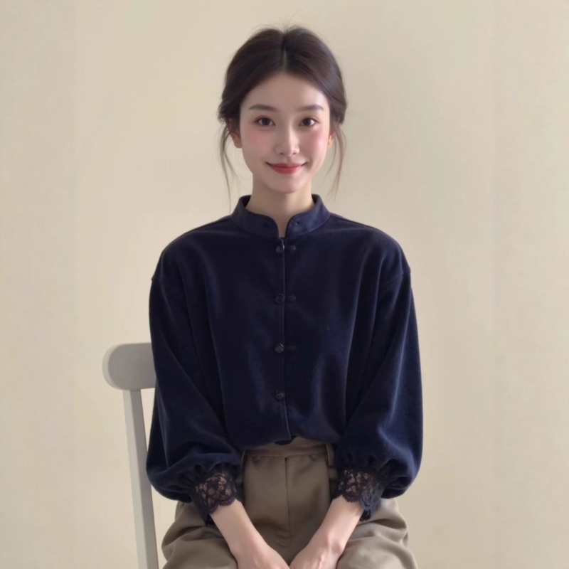 Bluză cu guler stand-up, material catifea cu dantelă la margine, mâneci lungi, nasturi pe frontă cu închidere simplă, conținut poliester 80-90%