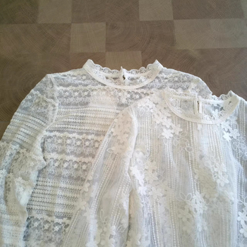 Bluza din bumbac cu broderie din dantelă – croială lejeră, guler înalt, mâneci lungi, stil pulover