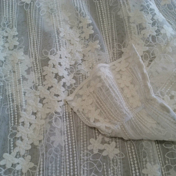 Bluza din bumbac cu broderie din dantelă – croială lejeră, guler înalt, mâneci lungi, stil pulover