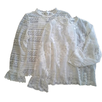 Bluza din bumbac cu broderie din dantelă – croială lejeră, guler înalt, mâneci lungi, stil pulover