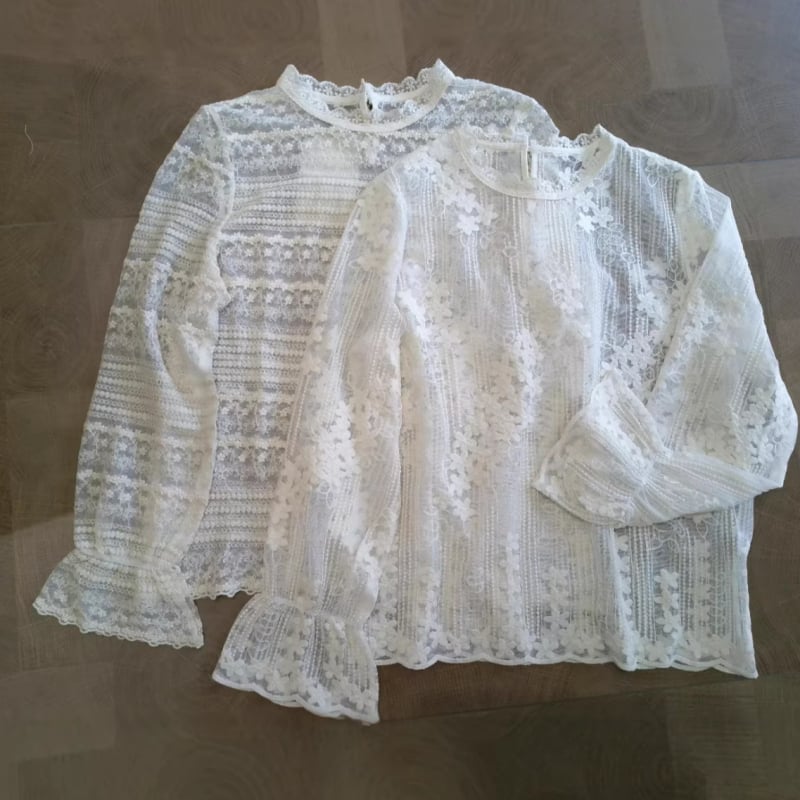Bluza din bumbac cu broderie din dantelă – croială lejeră, guler înalt, mâneci lungi, stil pulover