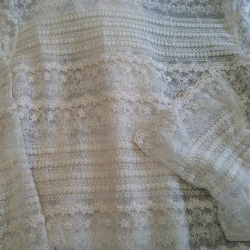 Bluza din bumbac cu broderie din dantelă – croială lejeră, guler înalt, mâneci lungi, stil pulover