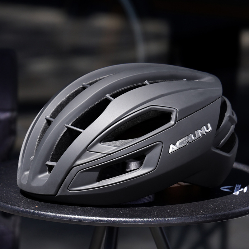 ACRUNU cască de ciclism, respirabilă, cu turnare integrată; Material: polycarbonate+EPS; Greutate: 285 g; Circumferința capului: 55–62 cm.