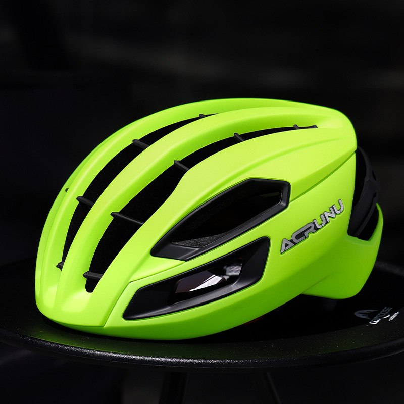 ACRUNU cască de ciclism, respirabilă, cu turnare integrată; Material: polycarbonate+EPS; Greutate: 285 g; Circumferința capului: 55–62 cm.
