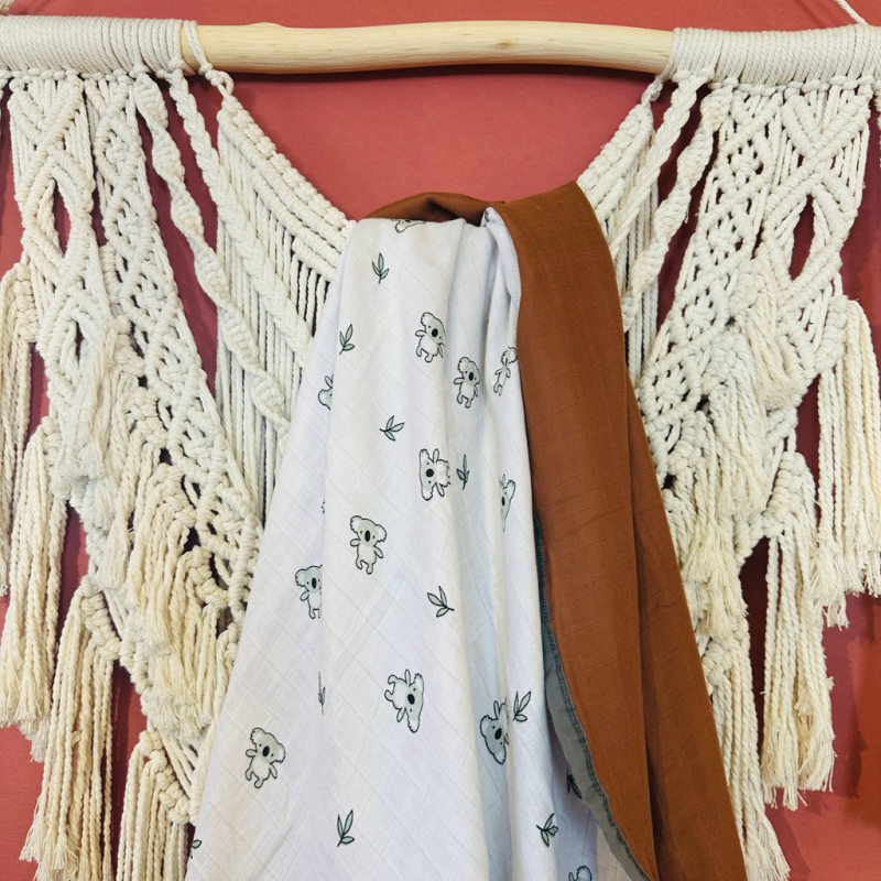 Pătură pentru bebeluși Baby atelier — 100% bumbac; pentru sugari și copii 1–3 ani; modele: animale, dungi, grilă, desene animate; potrivită pentru târâre și pentru cărucior.