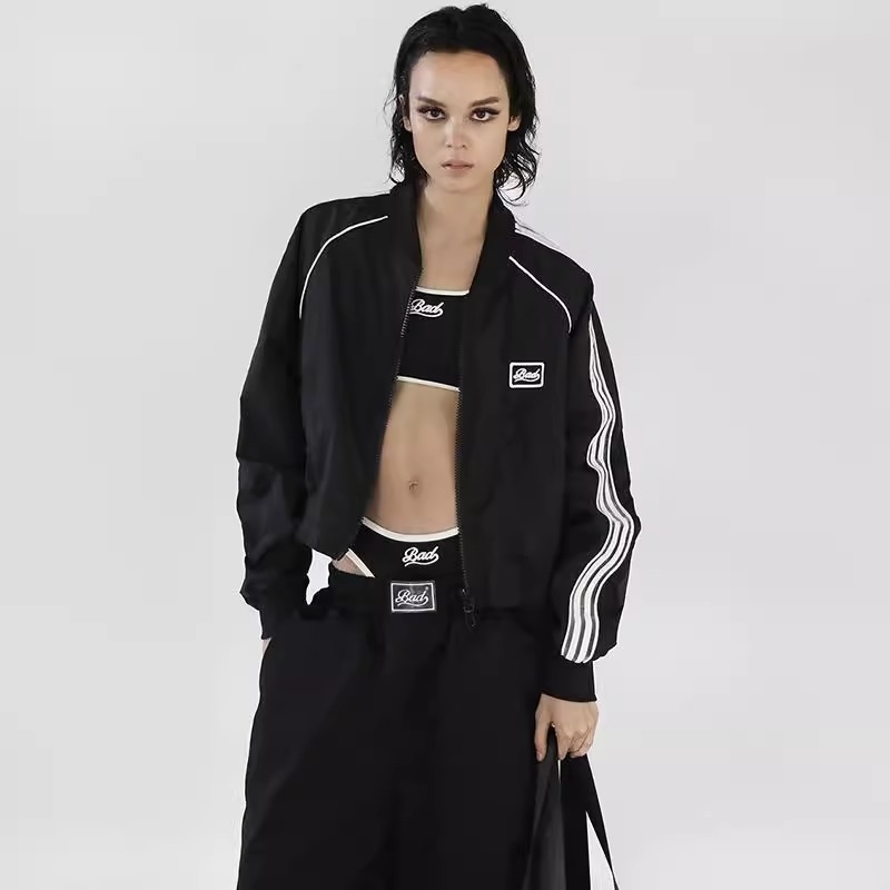 Dámska krátka bavlnená bunda s vyšívanými písmenami, dlhé rukávy, golier s reverom, zips, voľný strih