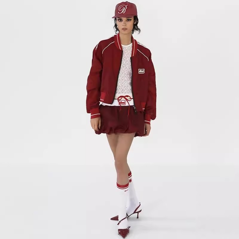 Dámska krátka bavlnená bunda s vyšívanými písmenami, dlhé rukávy, golier s reverom, zips, voľný strih