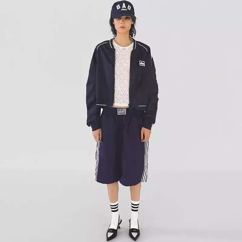 Dámska krátka bavlnená bunda s vyšívanými písmenami, dlhé rukávy, golier s reverom, zips, voľný strih