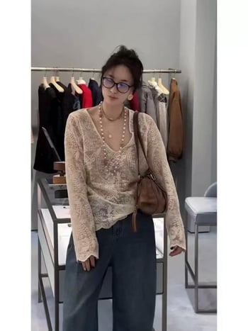 Ženska čipkasta bluza od poliester materijala, udio glavne tkanine 30–50%, V-izrez, dugi rukavi, regular kroj, seksi stil