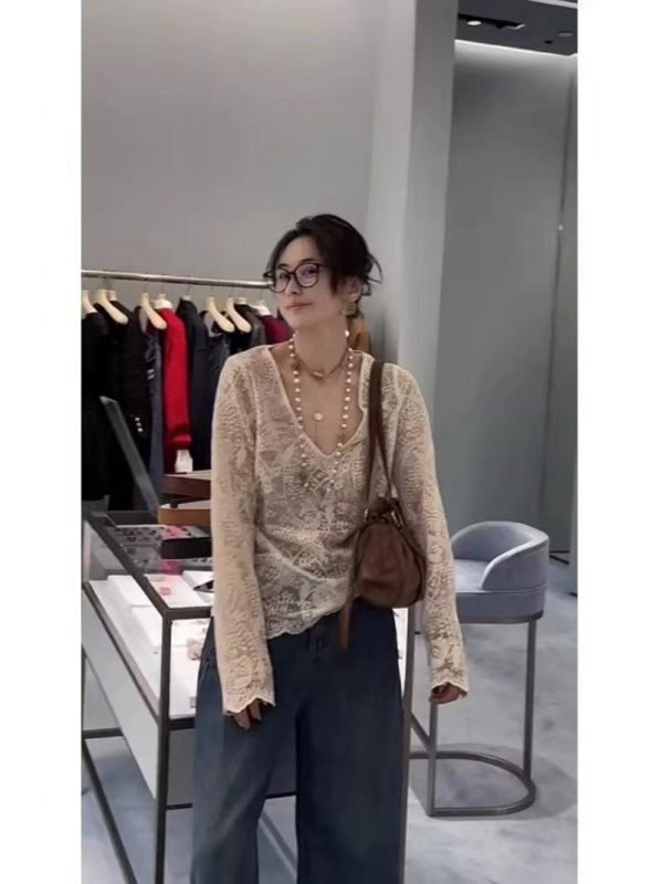 Ženska čipkasta bluza od poliester materijala, udio glavne tkanine 30–50%, V-izrez, dugi rukavi, regular kroj, seksi stil